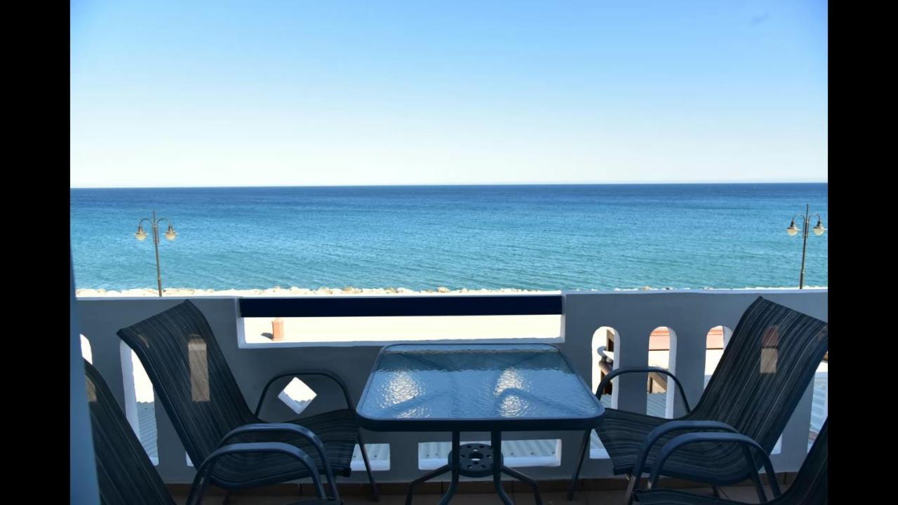 Апартаменты Petrakis Sea View Палеохора Экстерьер фото